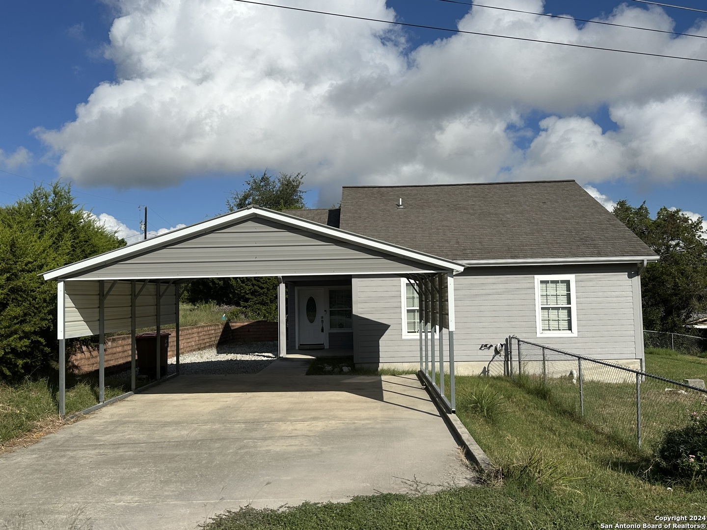 a view of a house with backyard