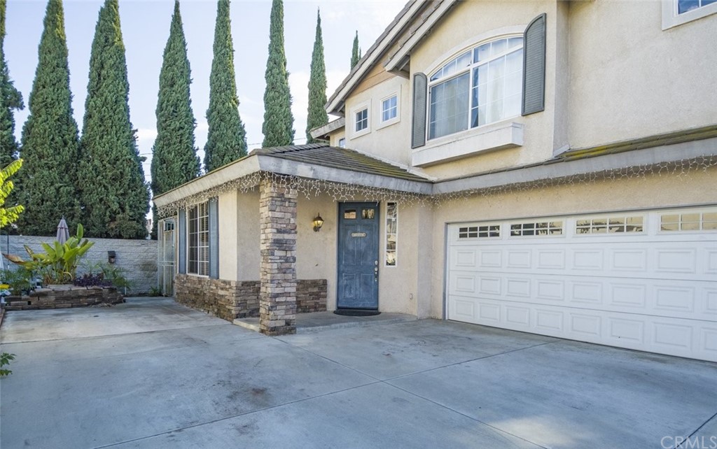 a view of a house with backyard