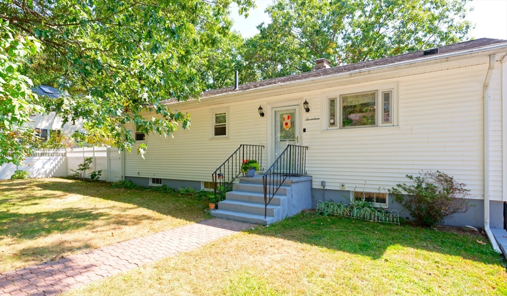 a view of a back yard of the house