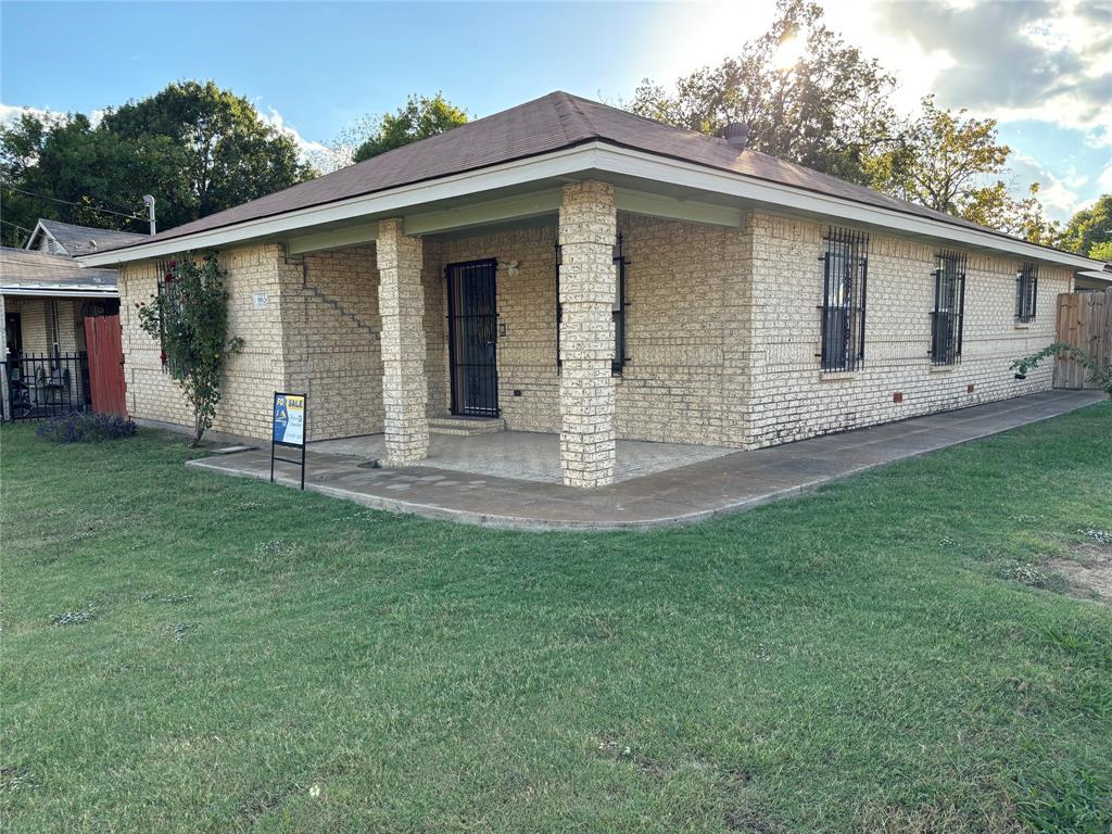 a view of a house with backyard