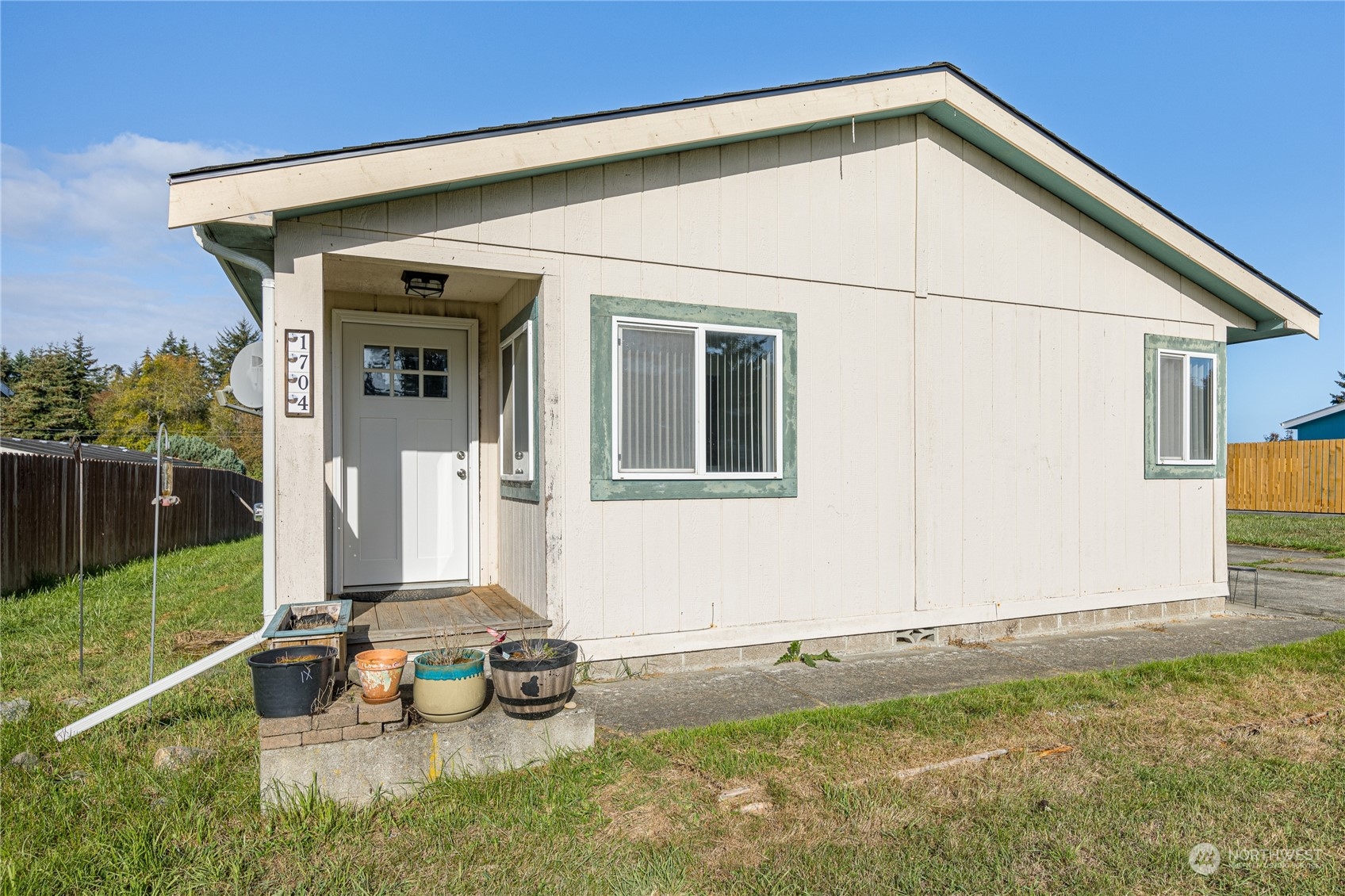 a view of a house with a backyard