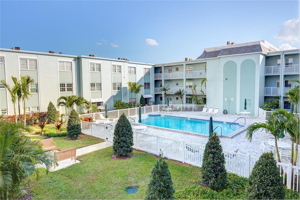 a view of an house with backyard and swimming pool