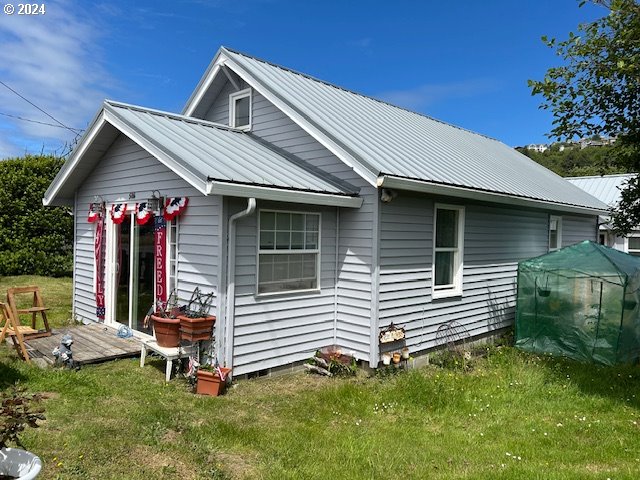 a view of a house with a backyard