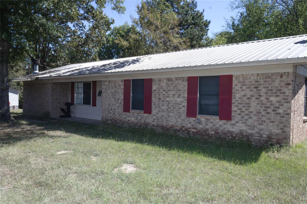 a view of a back yard of the house