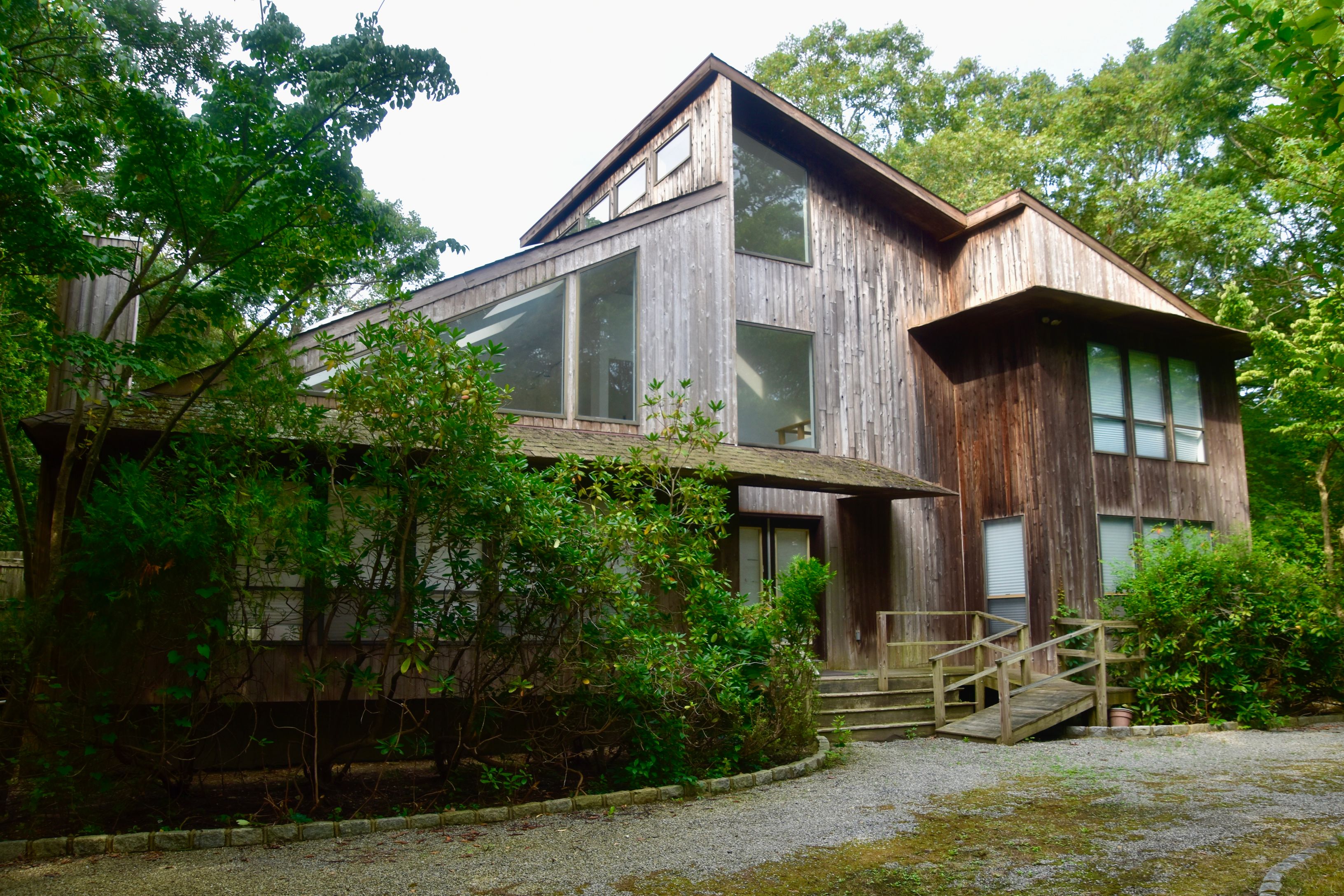 a view of a house with yard and plants