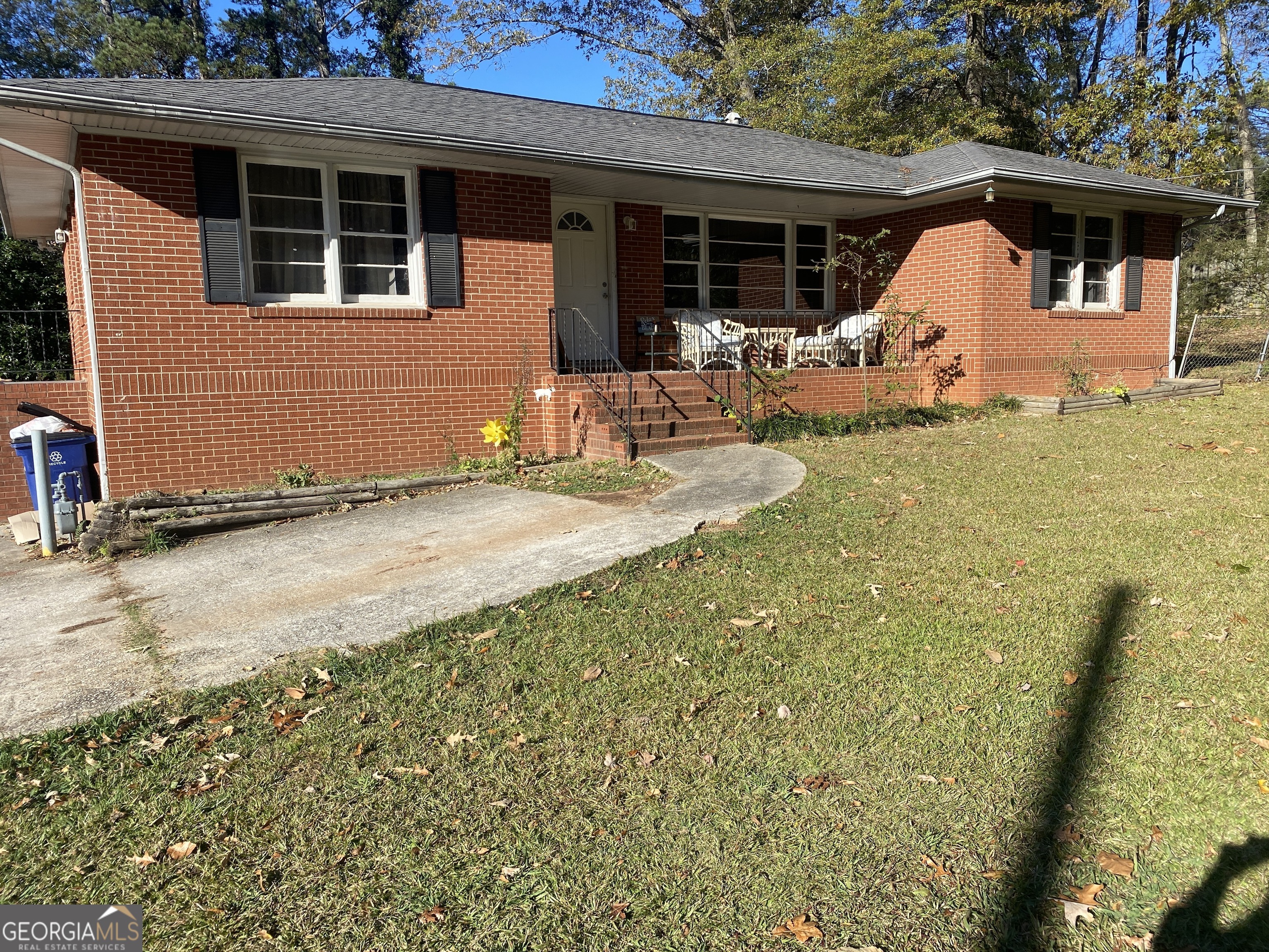 a front view of house with yard