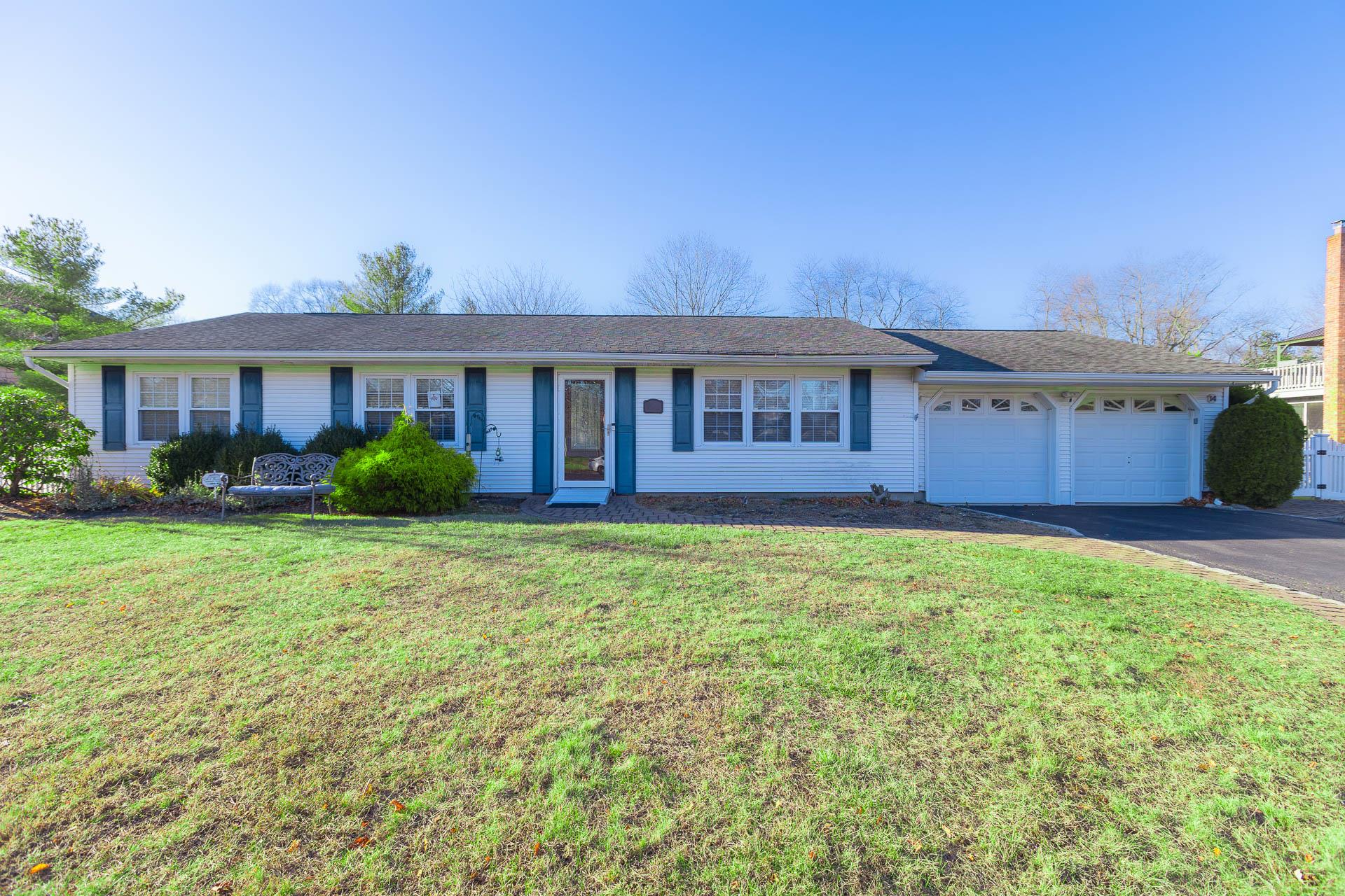 a view of a house with backyard and garden