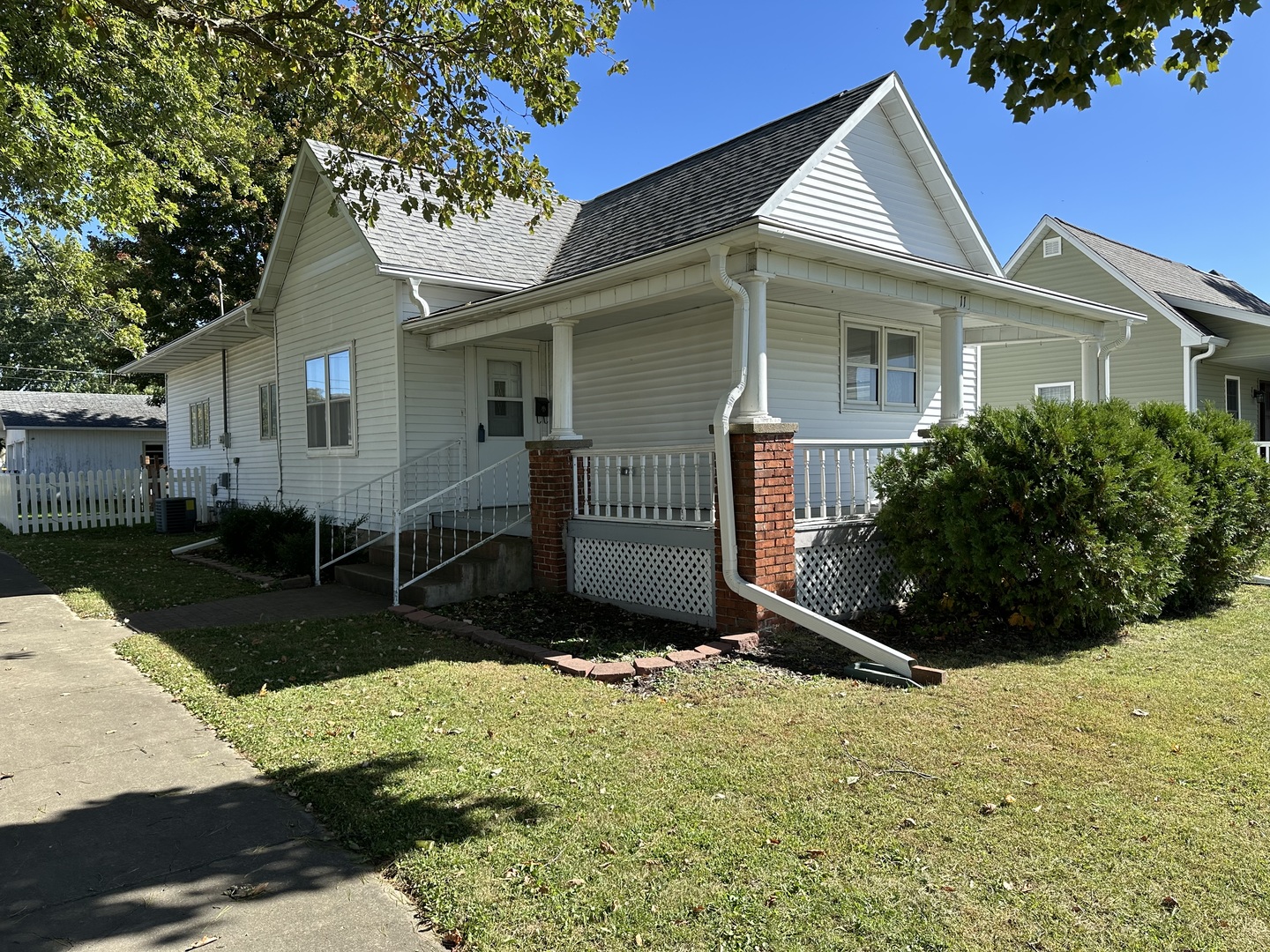 a view of a house with yard and tree s