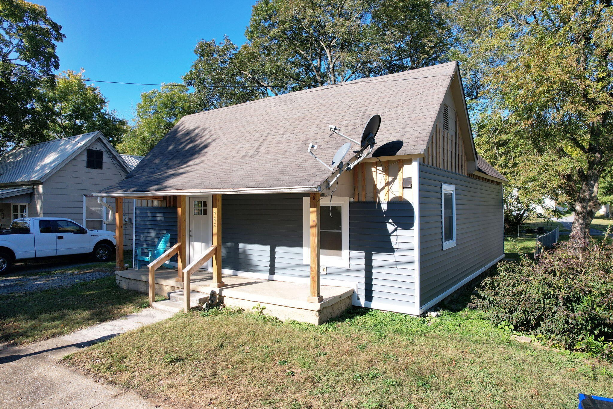 a view of a house with backyard