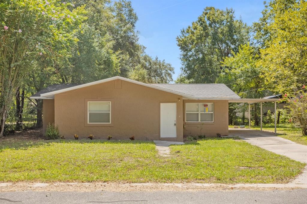 a view of a house with a yard