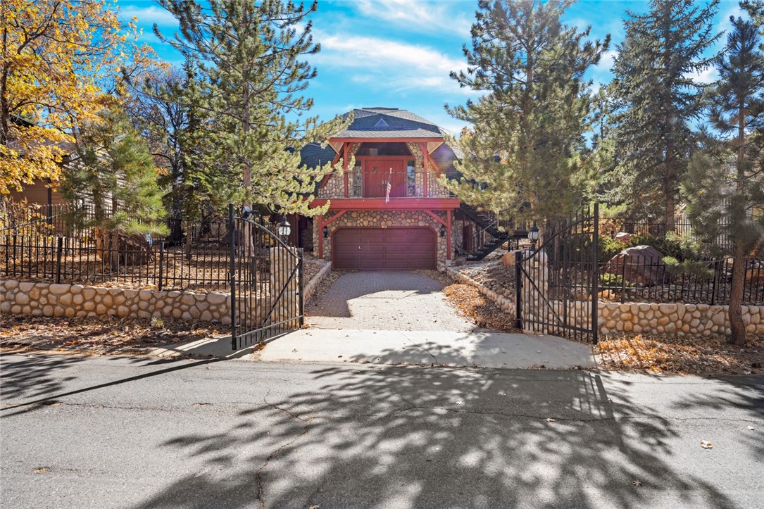 a view of a pathway with a yard