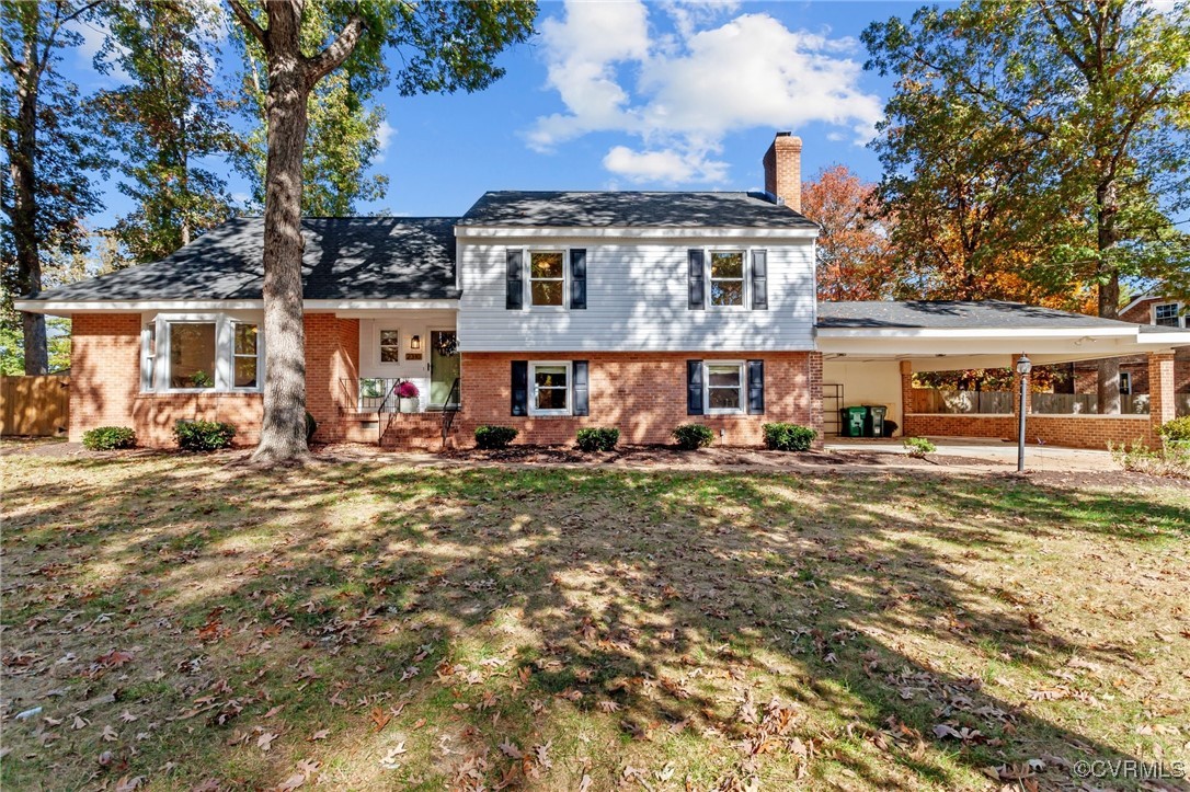 a view of a house with a yard