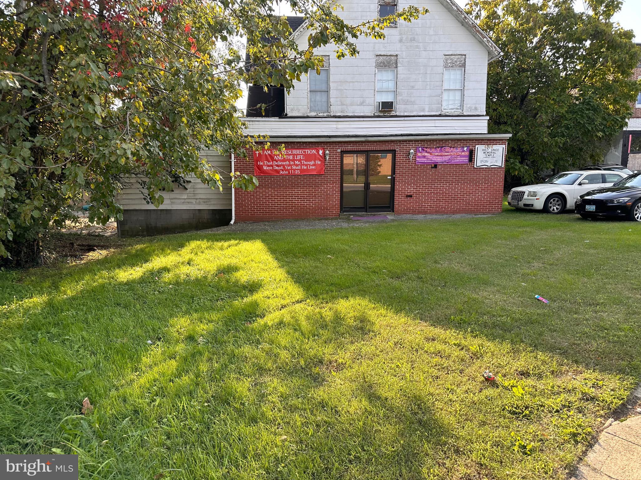 a view of a house with a yard