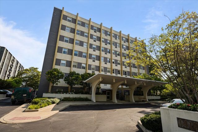 $650,000 | 1410 Sheridan Road, Unit 3C | Wilmette