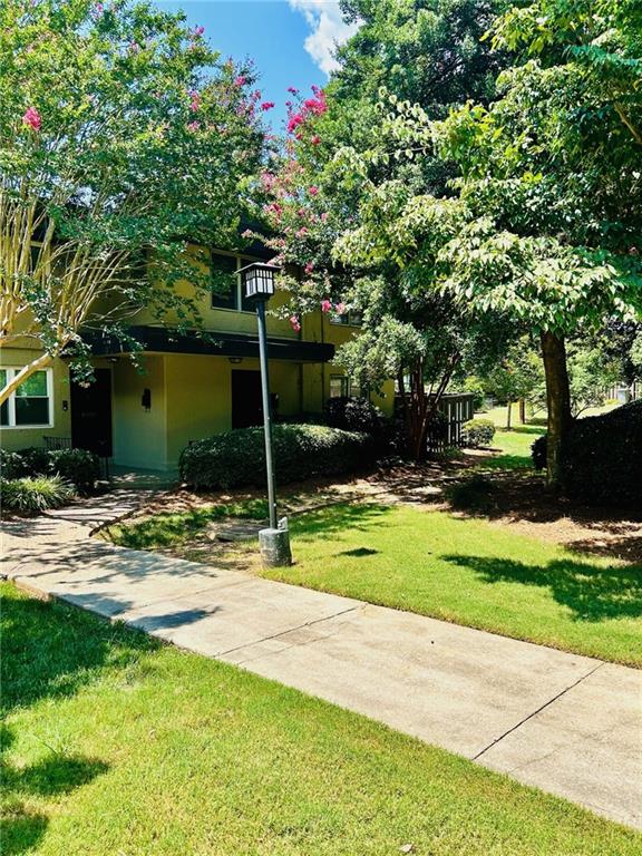 a view of a yard with of house