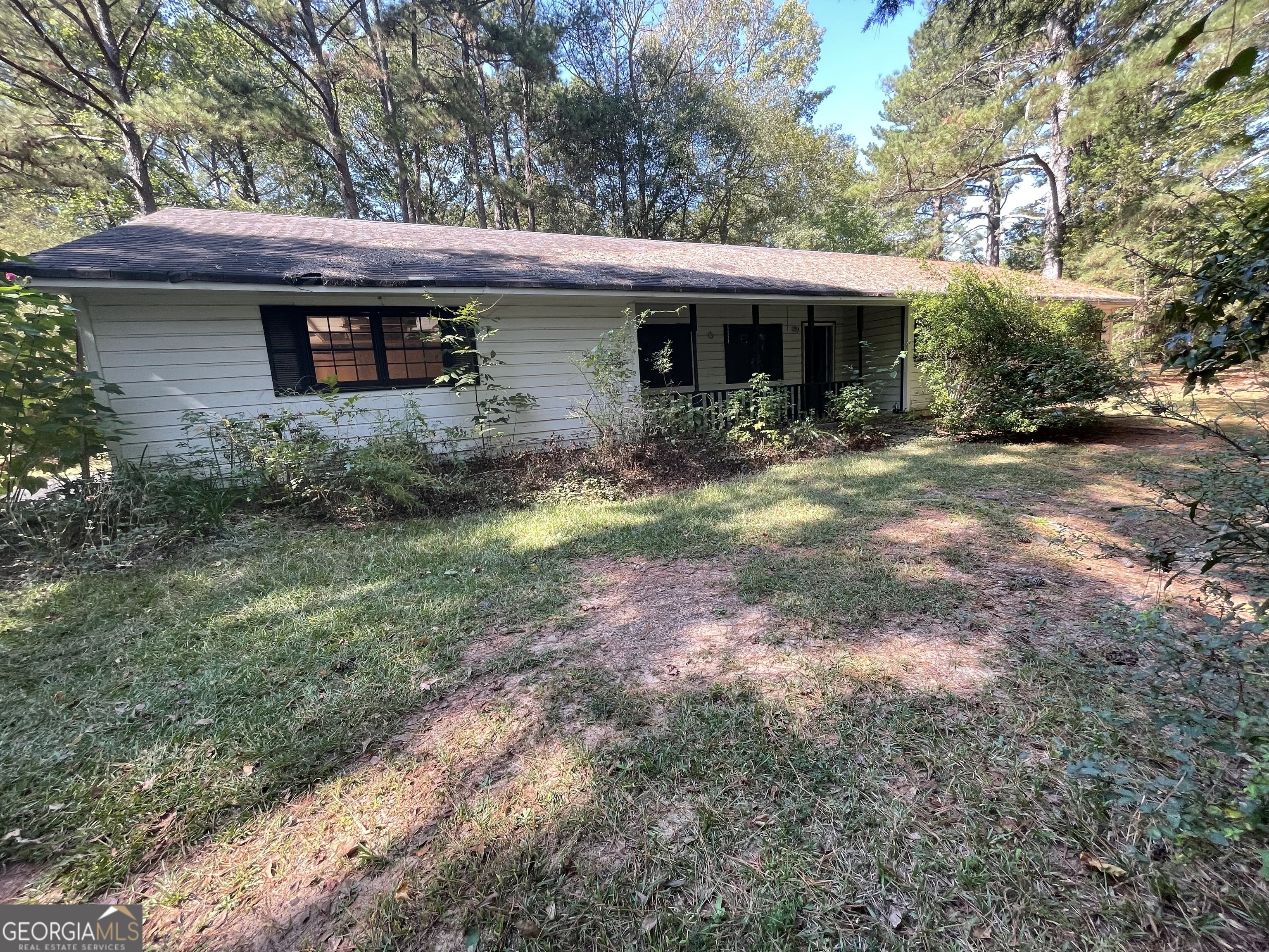 a view of a house with yard and tree s