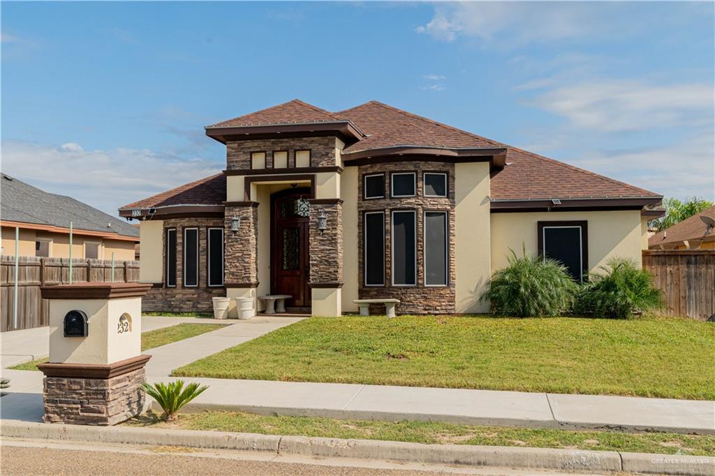 View of front of property featuring a front yard