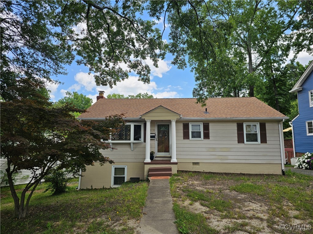 a view of a house with a yard