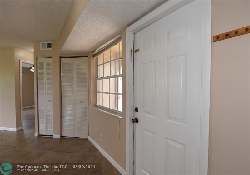 a view of entryway with window