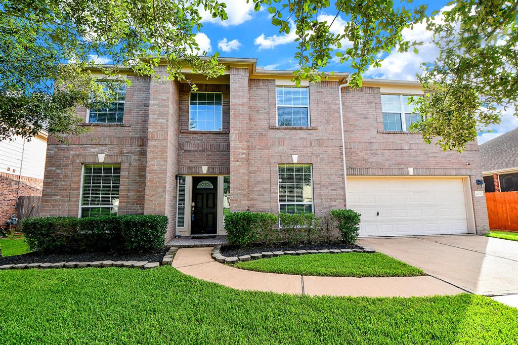 Beautiful curb appeal in a cul-de-sac.