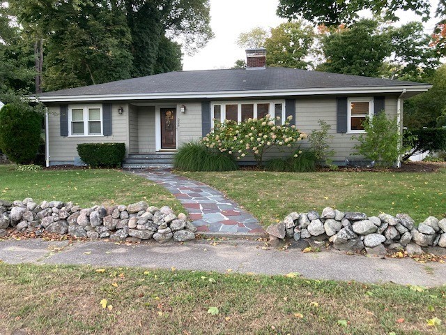 a view of a house with a yard