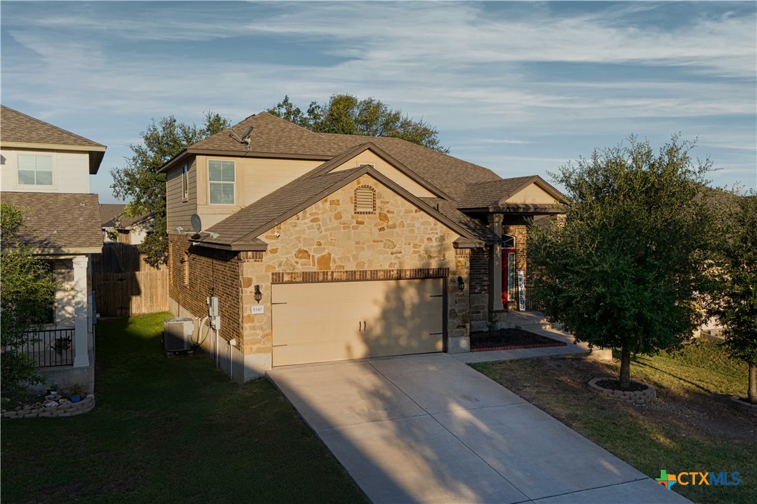 a view of residential houses with outdoor space