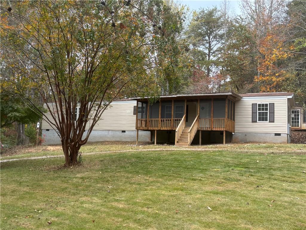 a view of a house with a backyard