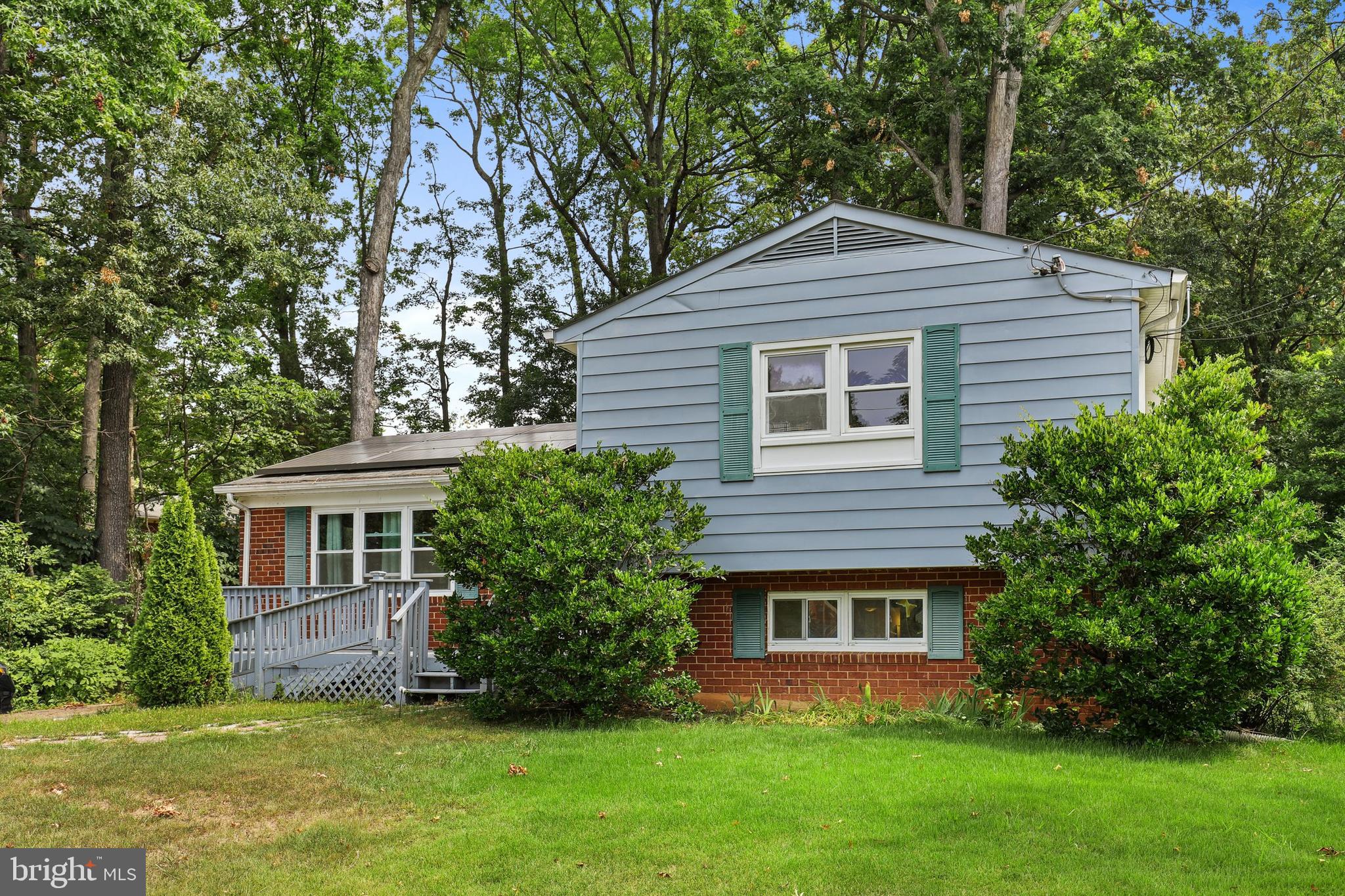 a view of front of a house with a yard