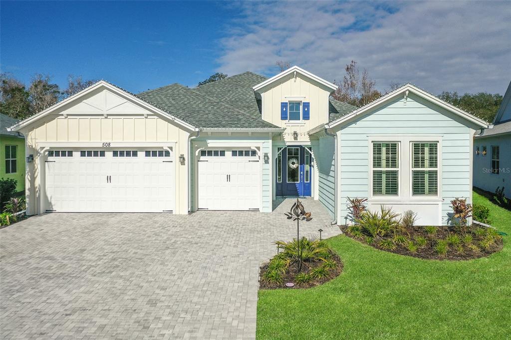 a view of a front of house with a yard