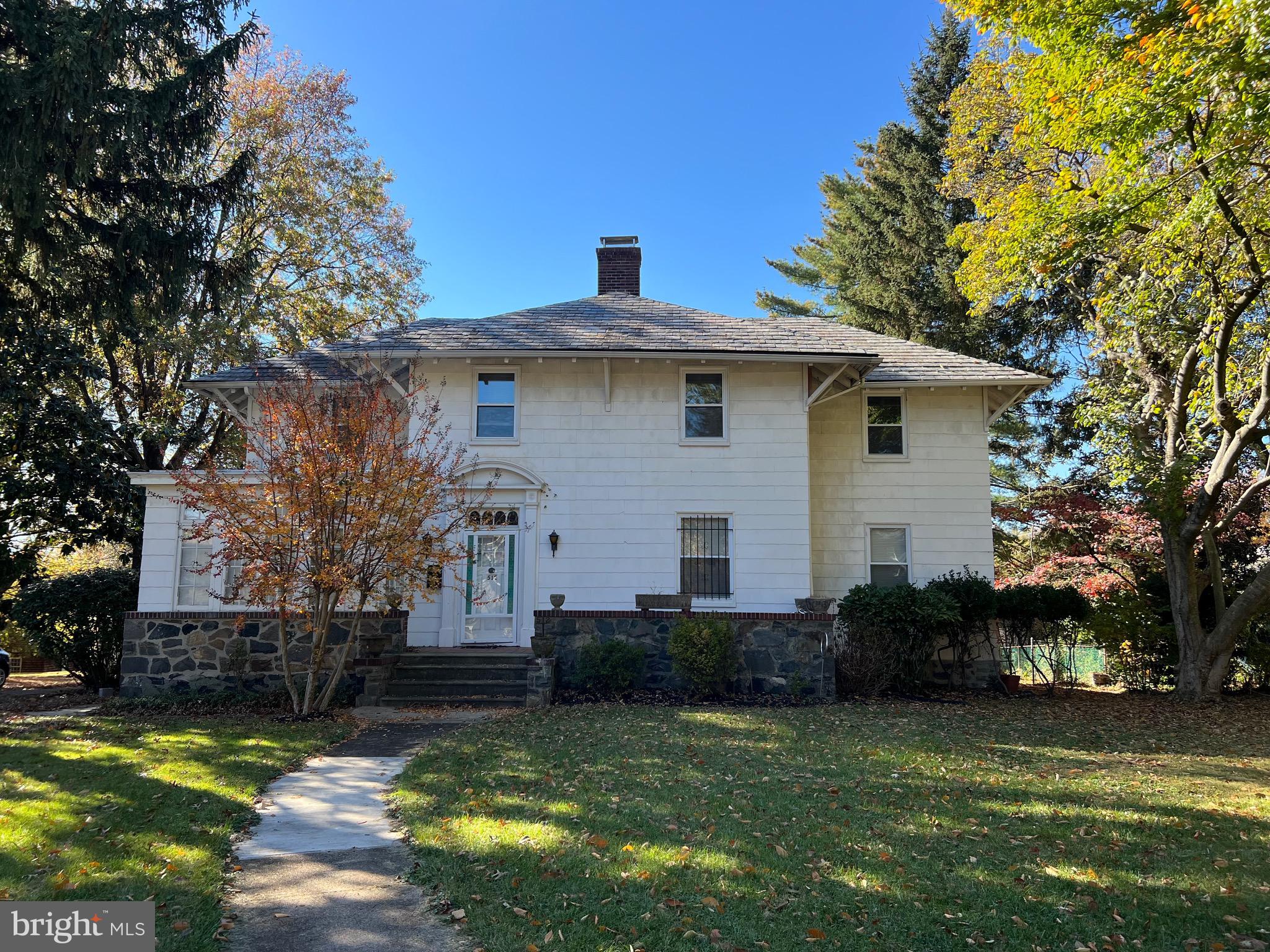 a view of a house with a yard