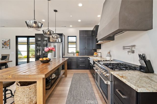 $2,299,000 | 3940 Gruenhagen Flat