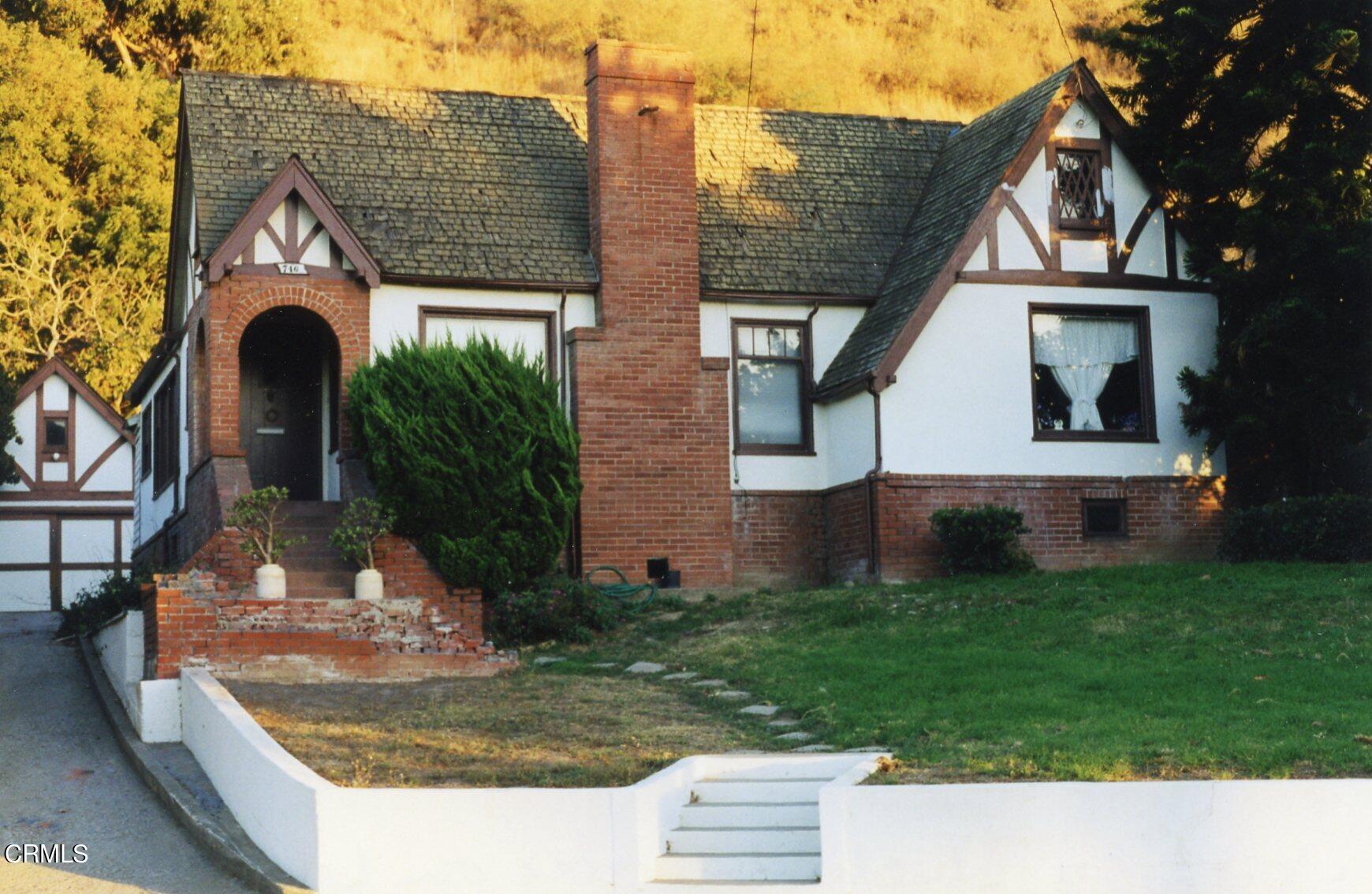 a view of a house with backyard and garden