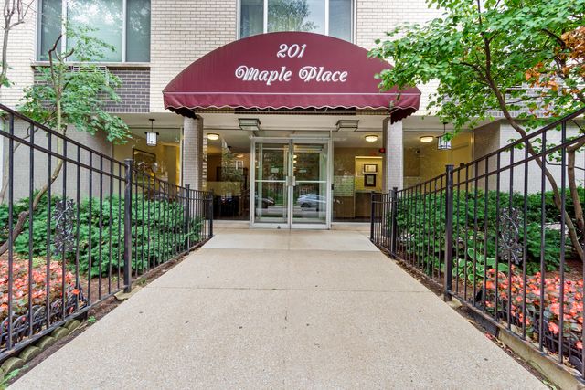 $230,000 | 201 South Maple Avenue, Unit 206 | Oak Park