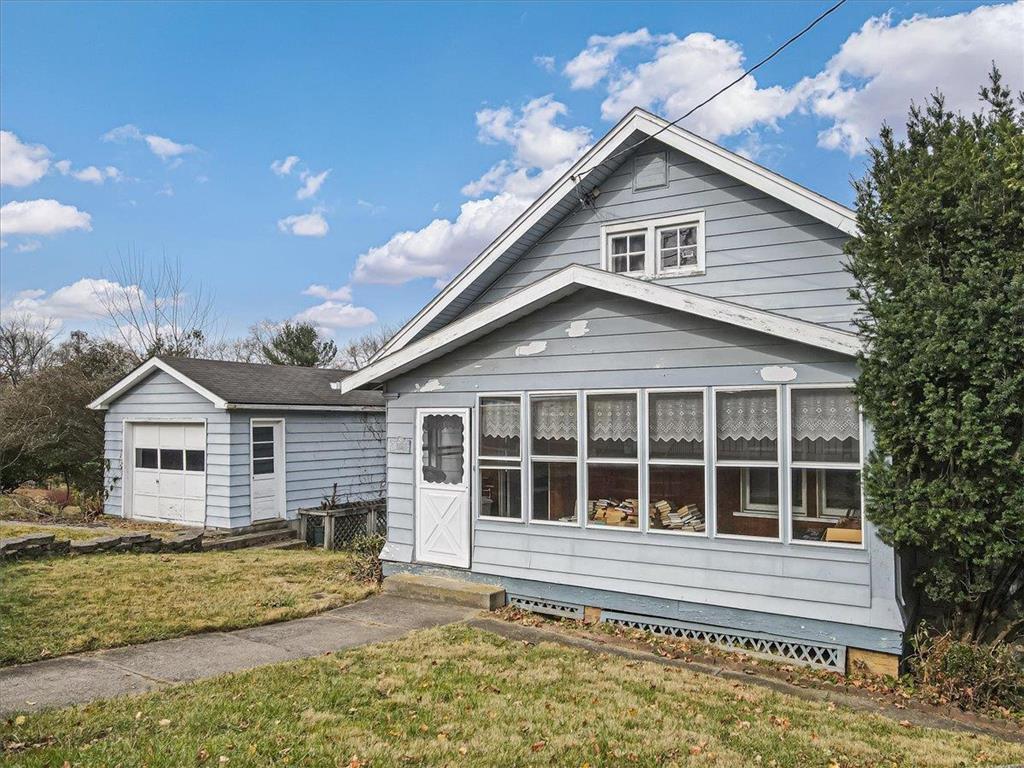 a view of a house with a yard