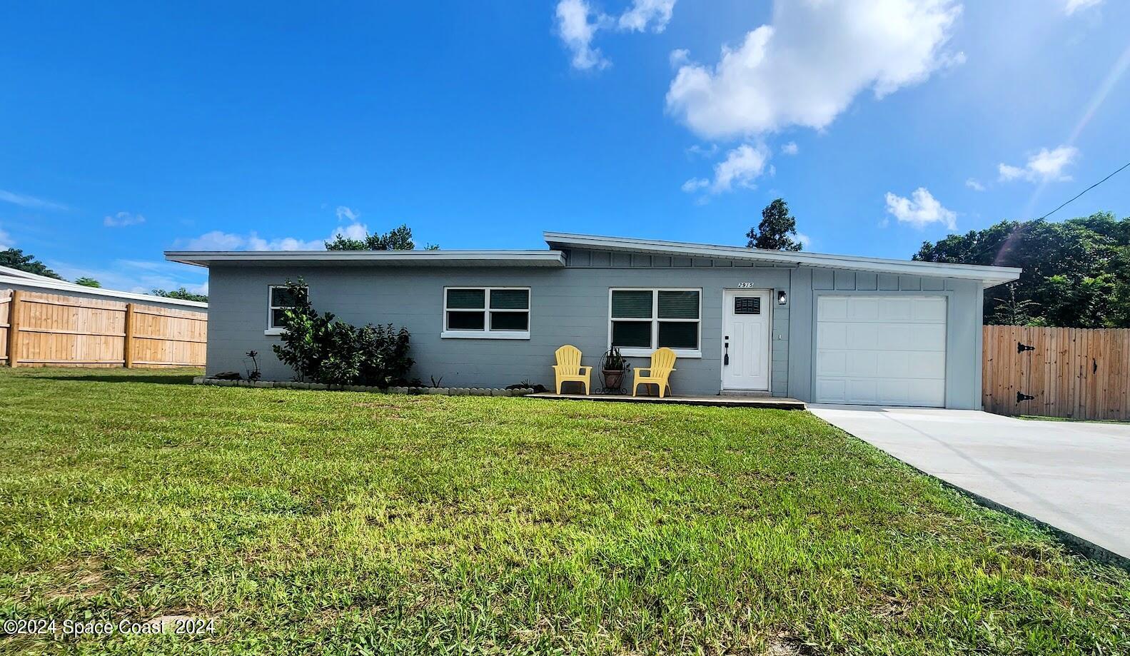 a view of a house with backyard