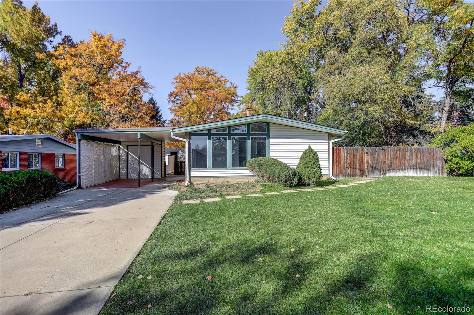 a view of a yard in front of house