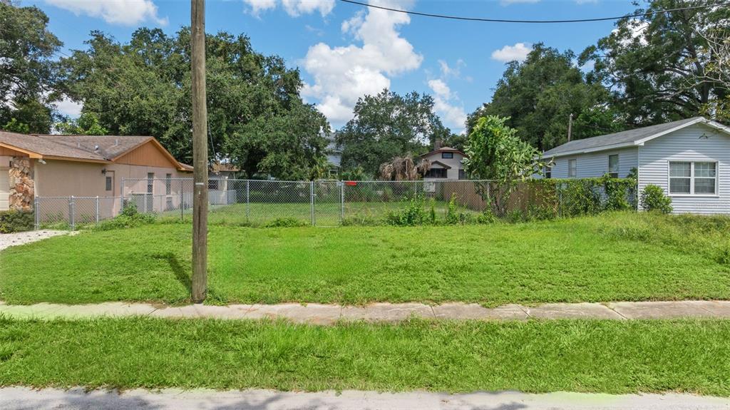 a view of garden with a house