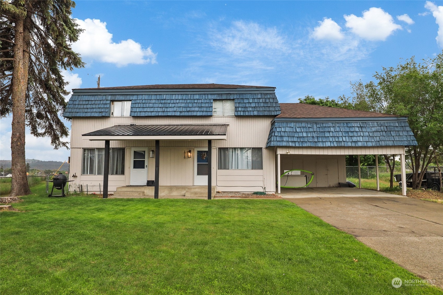 a view of a house with a yard