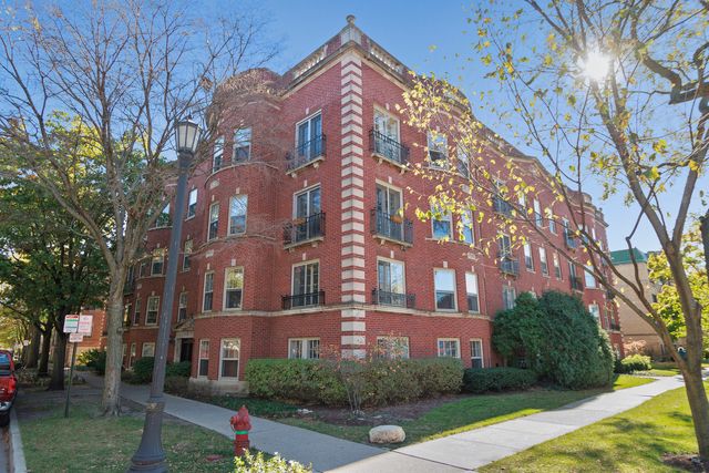 $699,000 | 240 Lee Street, Unit 3 | Evanston