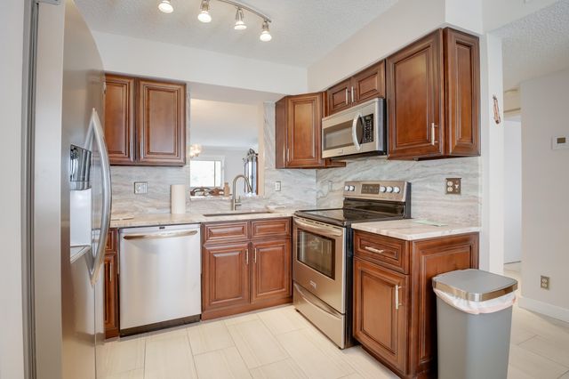 $2,100 | 7321 Amberly Lane, Unit 405 | Villages of Oriole