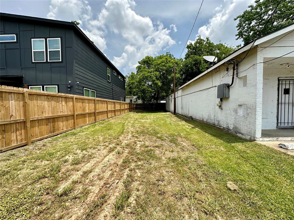 a view of a backyard