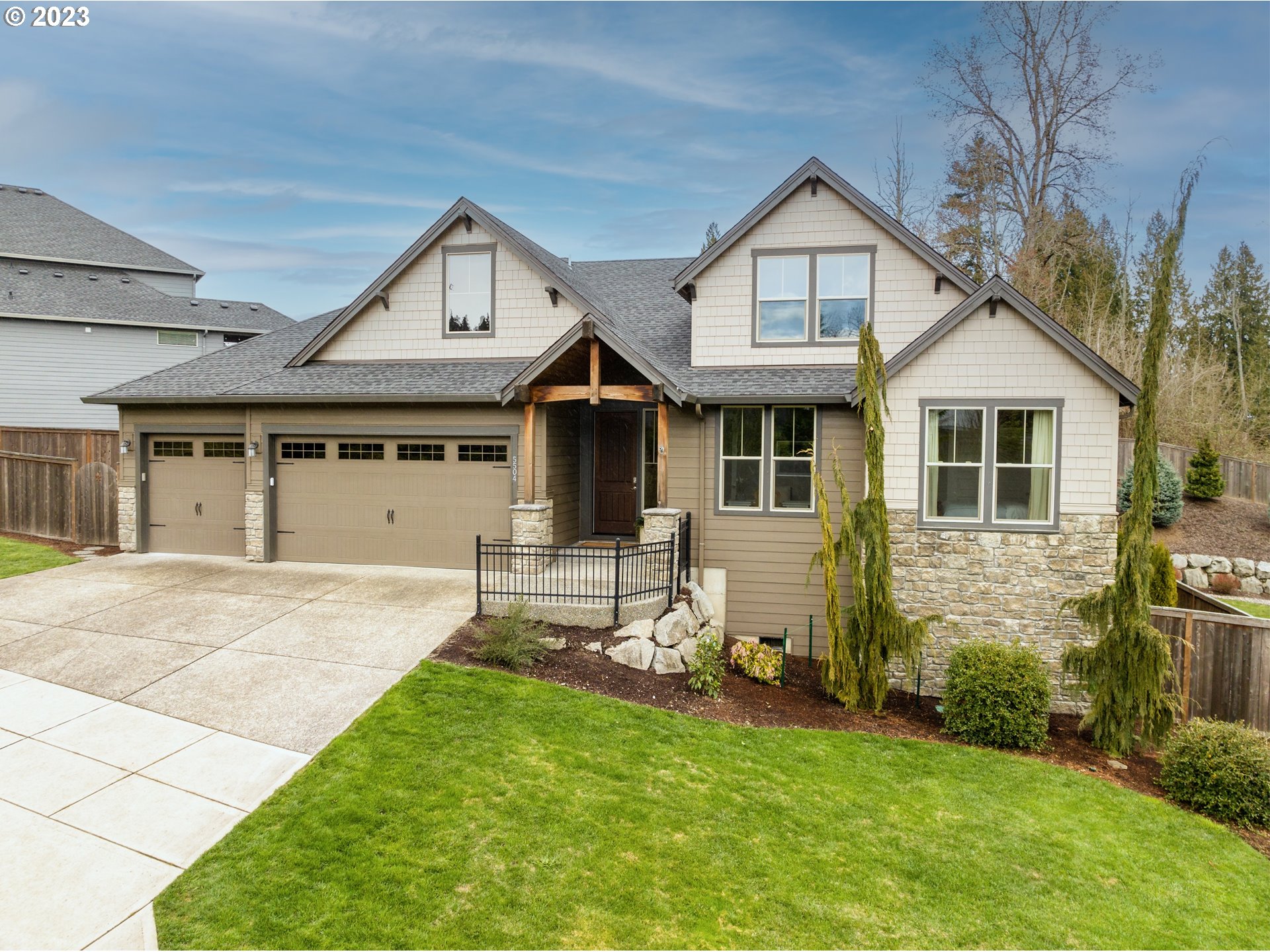 a view of a yard in front of house