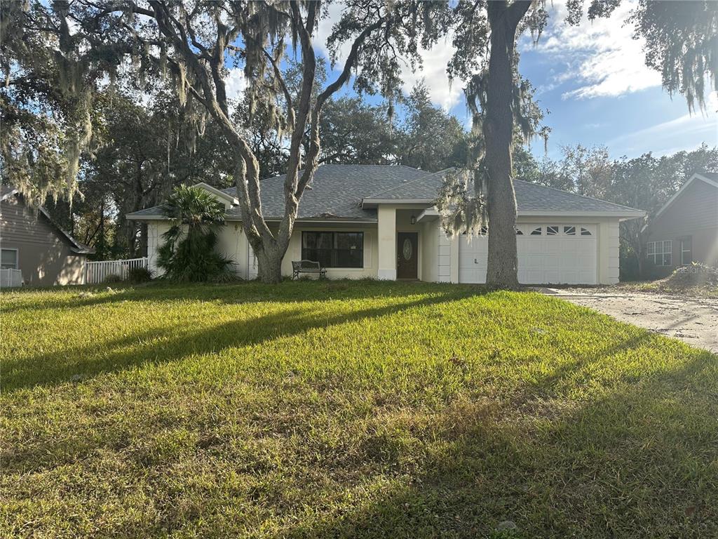 a view of a house with a yard