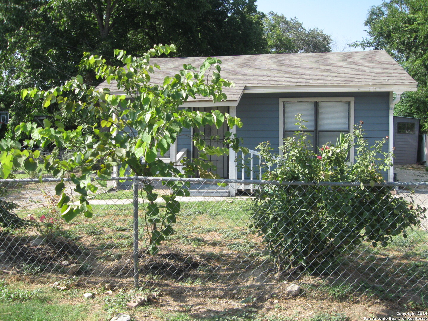 a view of house with a yard