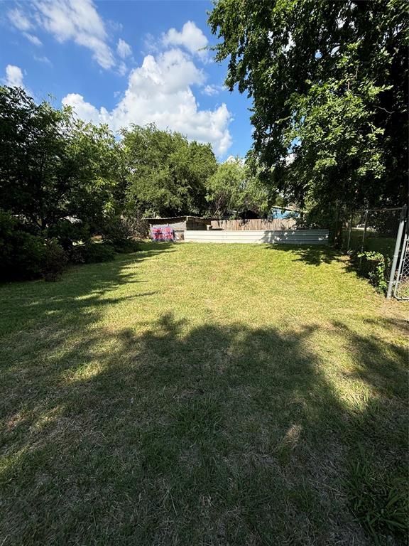 a view of a yard with a house