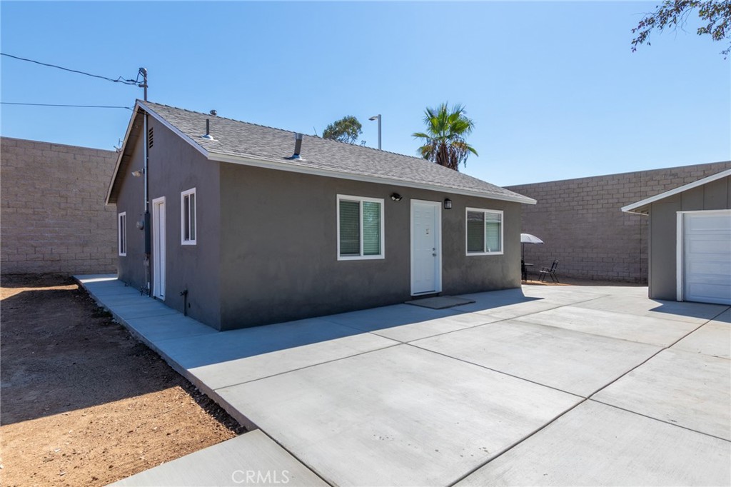 a view of a house with a garage