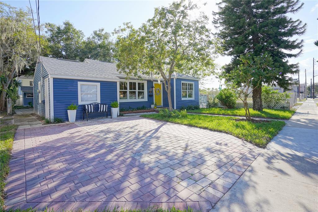 a view of a house with a yard