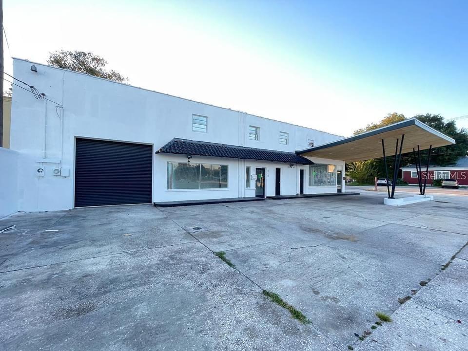 a view of a house with a yard and garage