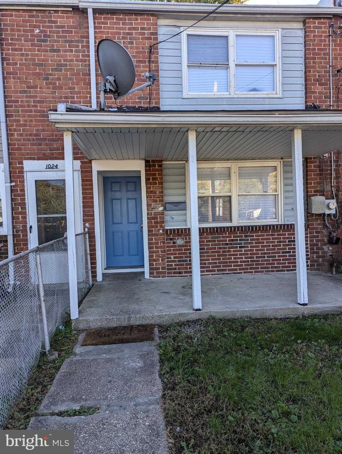 a view of a house with porch and garden