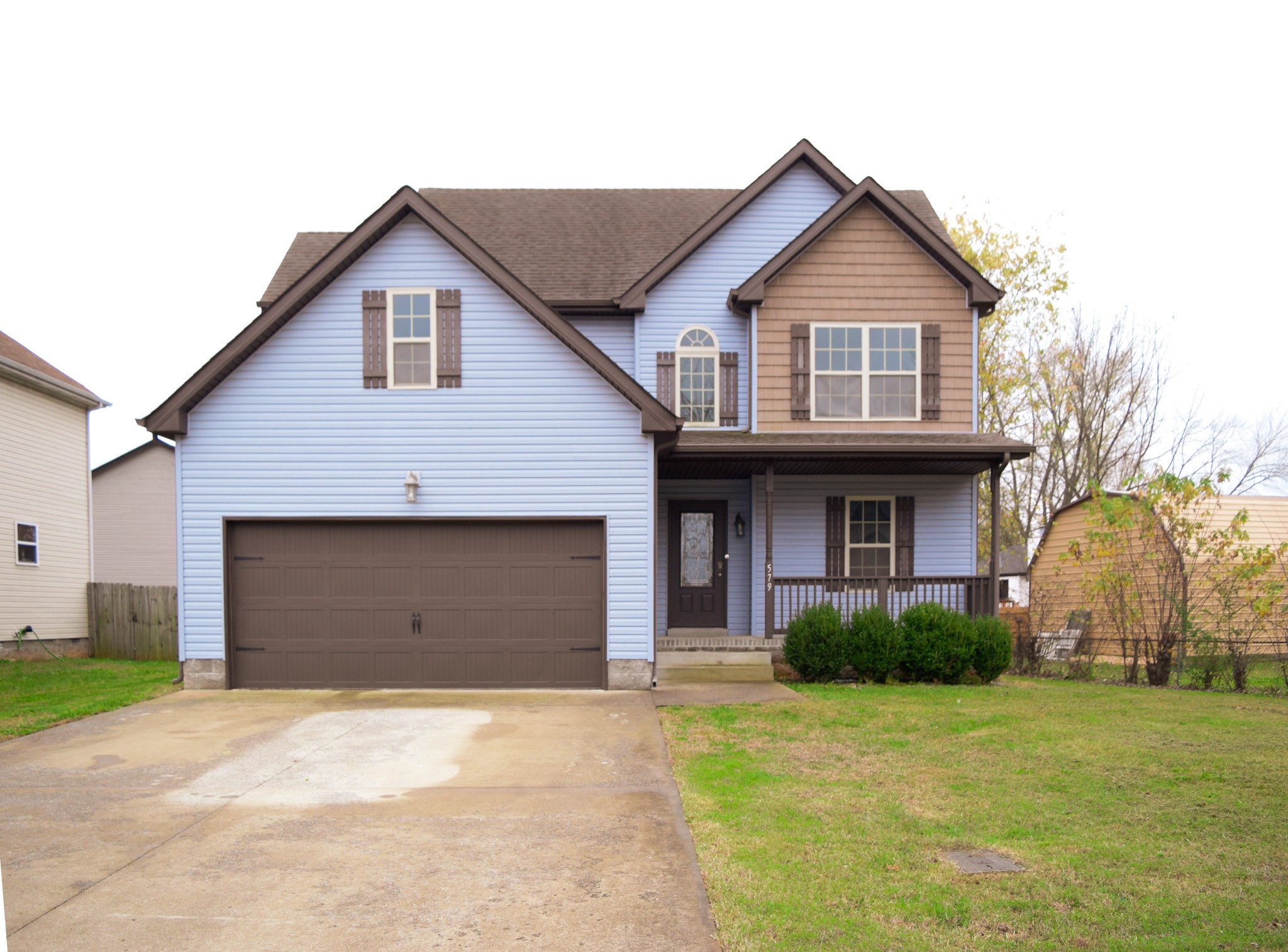 a view of a house with backyard and garden